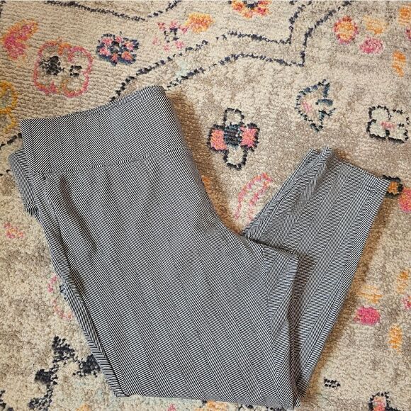 Torrid black and white nice thick leggings sz 2 with 24" inseam, excellent condi - Picture 1 of 4
